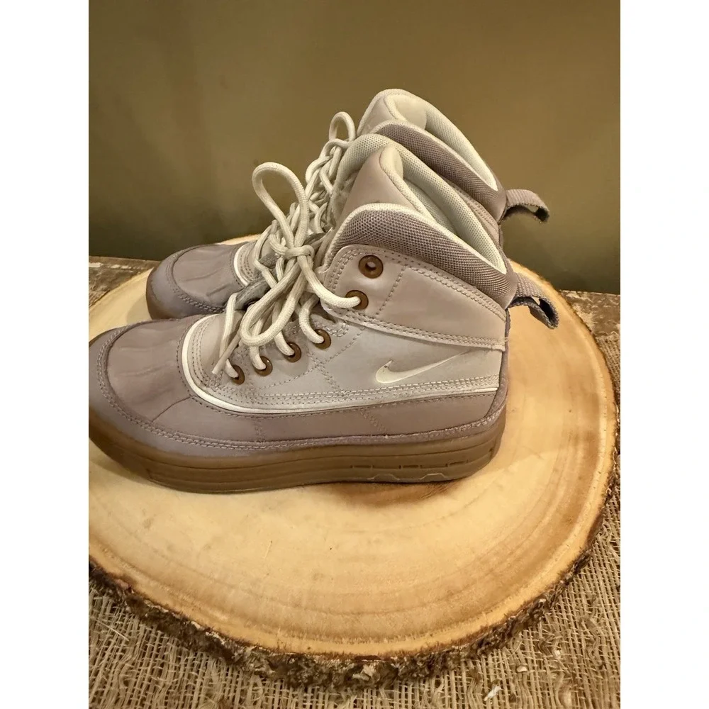 NIKE Youth Kids WOODSIDE 2 HIGH Waterproof Boots Platinum Violet (HF0767 200) 1Y
